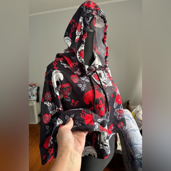 Halloween Skull Flowers Print Crop, Long Sleeves Size Large 💀🌺🎃 - Picture 2 of 4